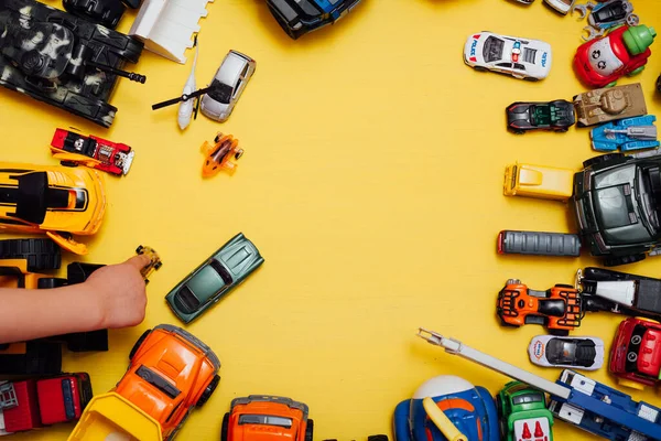 Dětské autíčka hračky pro vývoj dětské hry na žlutém pozadí — Stock fotografie