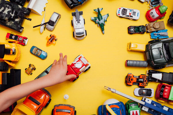 Детские автомобильные игрушки для разработки детских игр на жёлтом фоне
