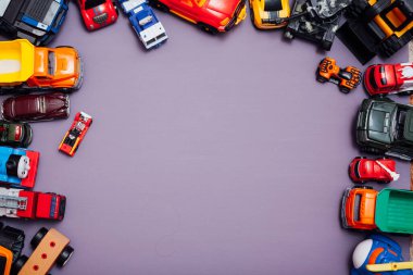 Çocuk arabaları oyuncakları gri arka planda bebek oyunları geliştirmek için