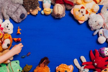 Mavi arka planda bebek oyunları geliştirmek için yumuşak oyuncaklar