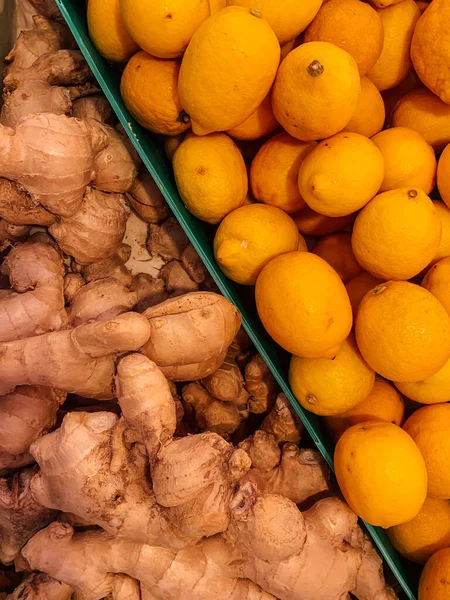 Ripe lemons and ginger root for food as background — Stock Photo, Image