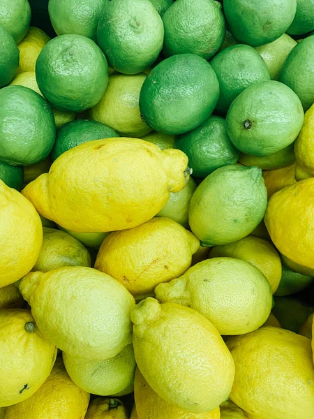 Limones verdes y amarillos maduros para comer como fondo — Foto de Stock