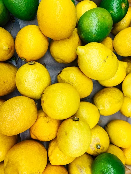Limões verdes e amarelos maduros para comer como fundo — Fotografia de Stock