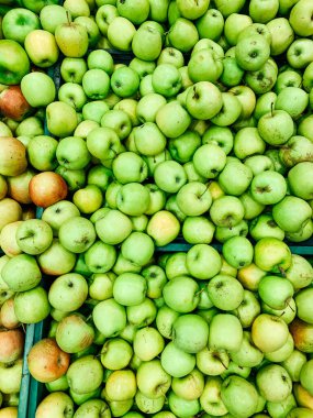 Arkaplan olarak yemek için olgun meyveli elmalar