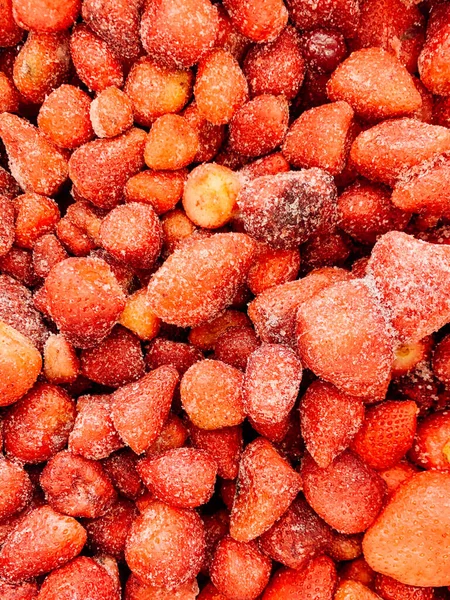 Spousta zmrazených jahodových bobulí pro pojídání pozadí — Stock fotografie