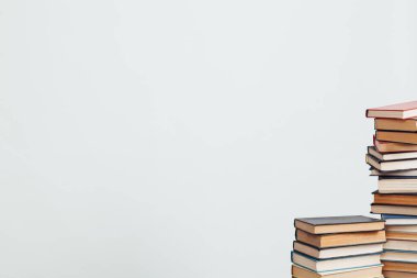 Üniversite kütüphanesinde sınavlara hazırlanmak için birçok eğitim kitabı yığını