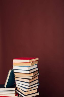 Üniversite kütüphanesinde sınavlara hazırlanmak için birçok eğitim kitabı yığını