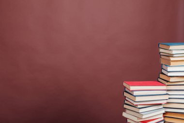 Üniversite kütüphanesinde sınavlara hazırlanmak için birçok eğitim kitabı yığını