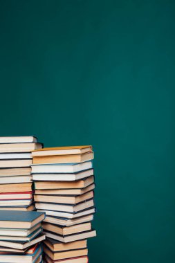 Üniversite kütüphanesinde sınavlara hazırlanmak için birçok eğitim kitabı yığını