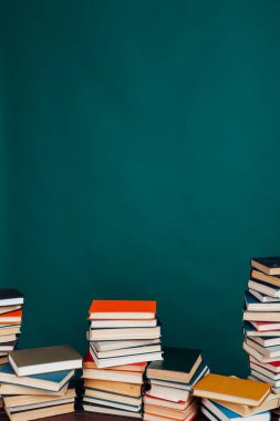 Üniversite kütüphanesinde sınavlara hazırlanmak için birçok eğitim kitabı yığını