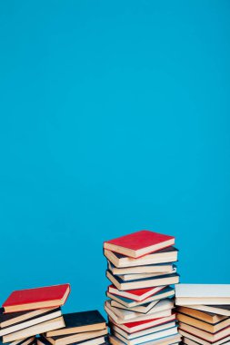 Üniversite kütüphanesinde sınavlara hazırlanmak için birçok eğitim kitabı yığını