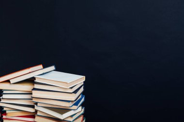 Üniversite kütüphanesindeki sınavlara hazırlanmak için bir sürü eğitim kitabı.