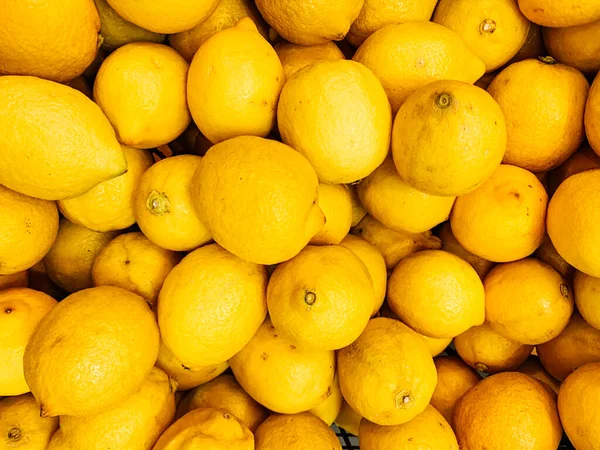 Lotes de citrinos maduros limões amarelos para comer como um fundo — Fotografia de Stock