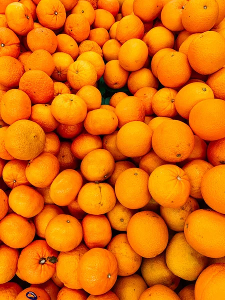 Muitas tangerinas amarelas cítricas maduras para comer como um fundo — Fotografia de Stock