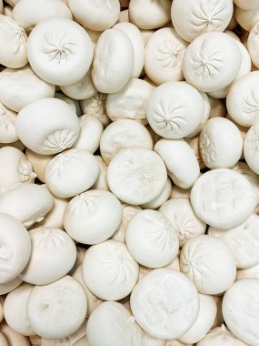 Arka planda et pişirmek için bol etli börek.