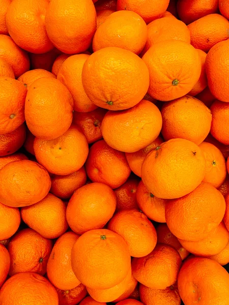 Muitas tangerinas amarelas cítricas maduras para comer como um fundo — Fotografia de Stock