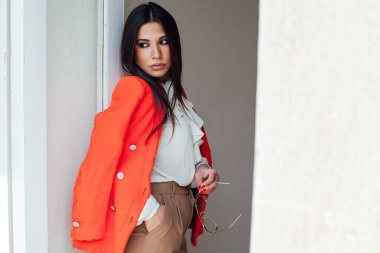 Güzel, modaya uygun doğulu esmer kadın iş elbisesi işinde.