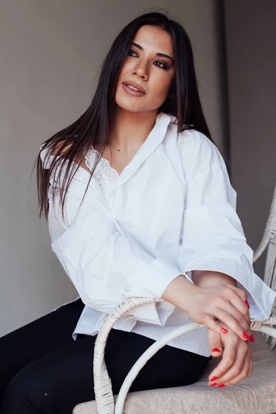 Hermosa mujer morena oriental de moda en camisa blanca — Foto de Stock