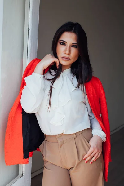 Bella donna bruna orientale alla moda in affari vestito da lavoro — Foto Stock