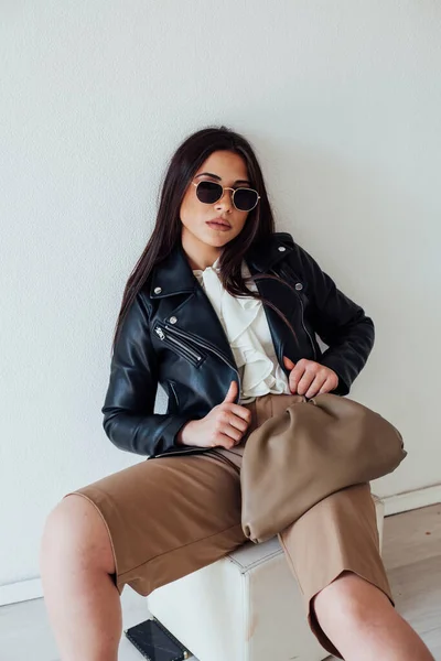 Bella donna bruna orientale alla moda in giacca di pelle nera — Foto Stock