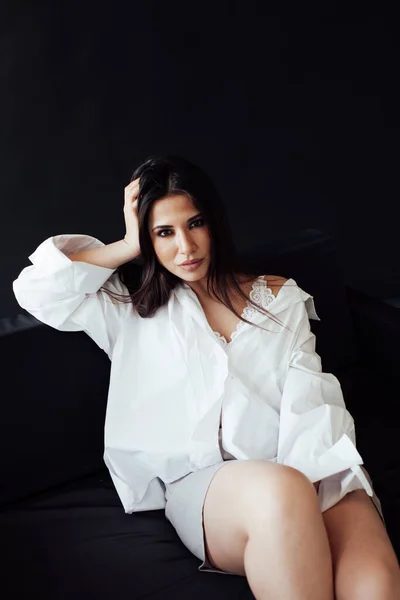 Ritratto di una bella donna bruna orientale alla moda in pantaloncini corti e camicia bianca — Foto Stock