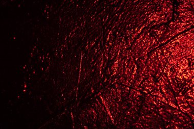 Doku arkaplanından kırmızı ışıklı siyah duvar