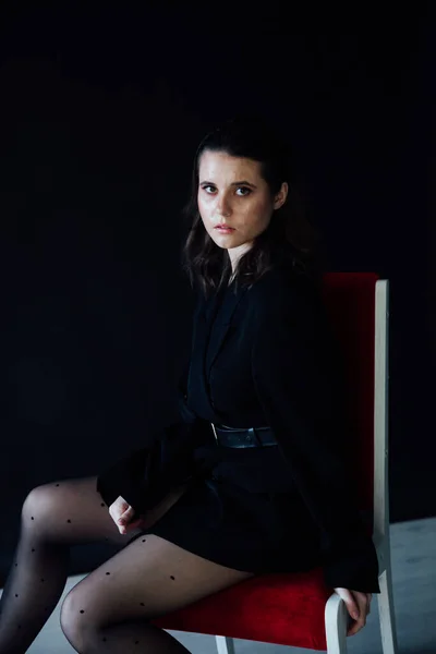 Красивая модная женщина в черной куртке и колготках — стоковое фото
