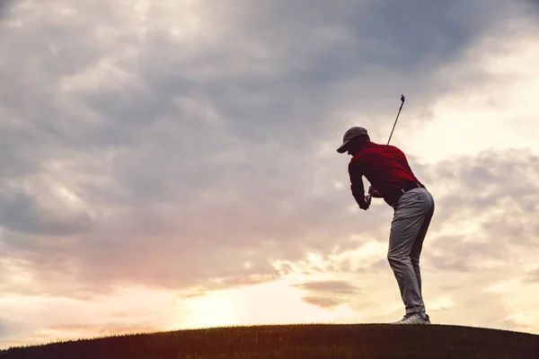 Mies golfaaja siluetti — kuvapankkivalokuva