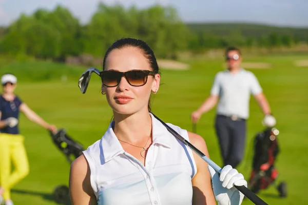 Amigos golfistas jogando golfe — Fotografia de Stock