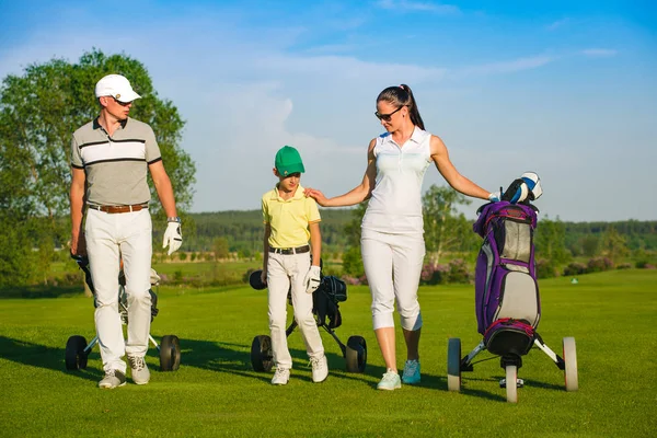 Familia jugando al golf — Foto de Stock