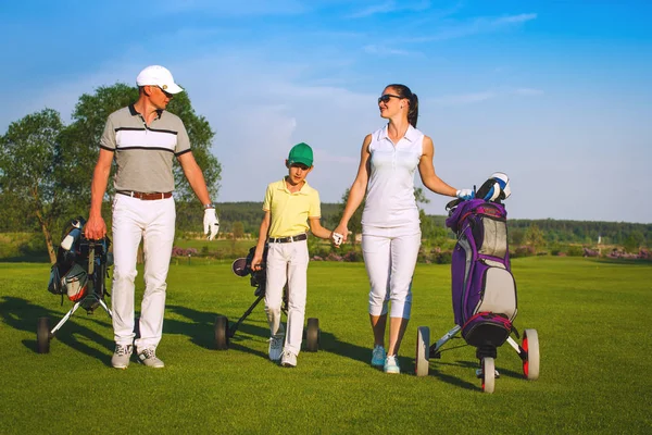 Familj spelar golf — Stockfoto