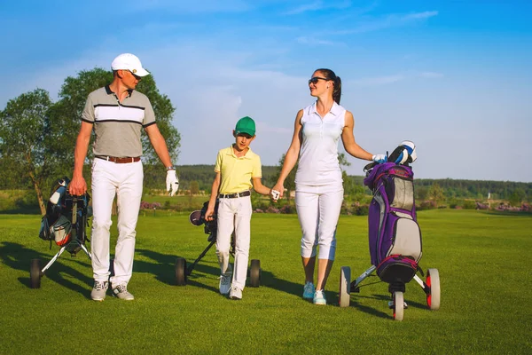 Familia jugando al golf — Foto de Stock