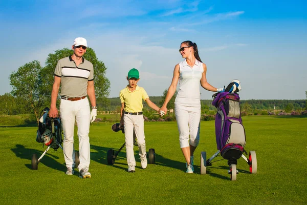打高尔夫球的家庭 — 图库照片