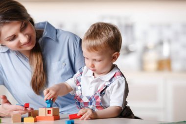 genç anne bebekle oynarken