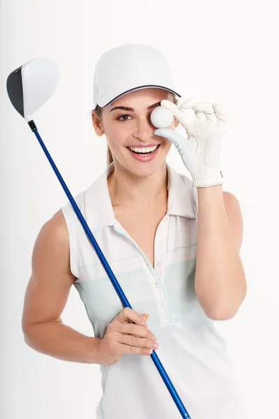 Mujer bonita golfista sobre fondo blanco en el estudio — Foto de Stock