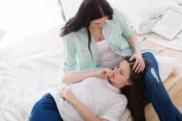 Красива мати і її мила дочка обговорюють проблеми підлітків — стокове фото