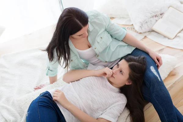 Beautiful mother and her cute daughter discussion teenager problems — Stock Photo, Image