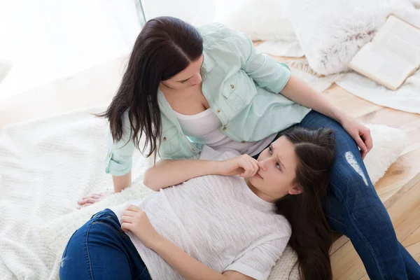 Hermosa madre y su linda hija discusión adolescente problemas —  Fotos de Stock