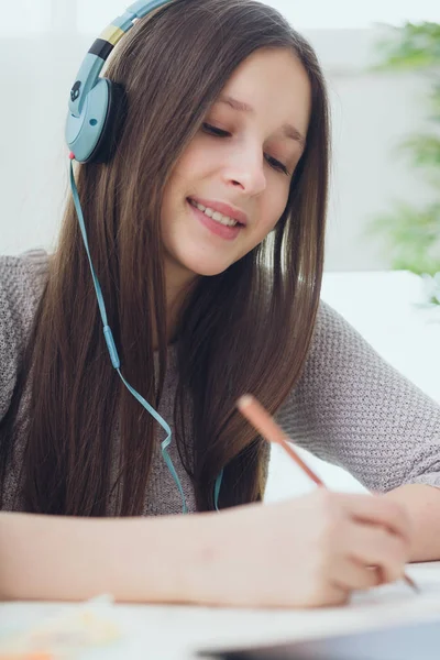 Retrato de pintora adolescente en auriculares — Foto de Stock