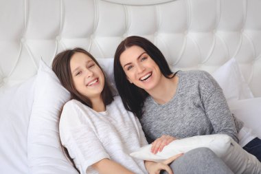 Güzel anne ve sevimli kızı birbirlerine söz