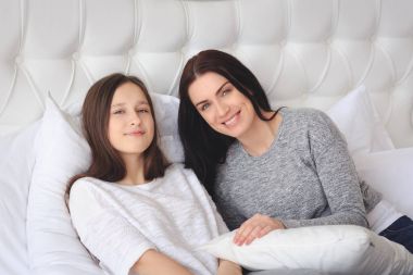 Güzel anne ve sevimli kızı birbirlerine söz