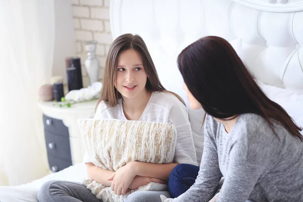 Hermosa madre y su linda hija hablando entre sí —  Fotos de Stock