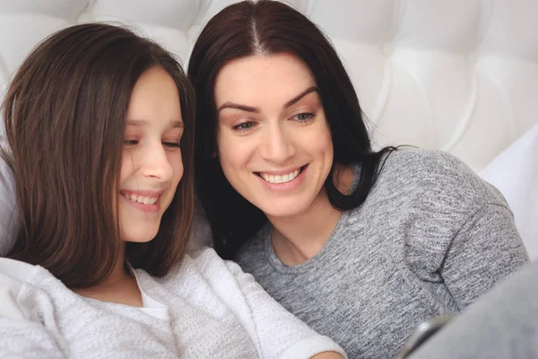 Beautiful mother and her cute daughter talking each other — Stock Photo, Image