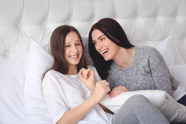 Hermosa madre y su linda hija hablando entre sí — Foto de Stock