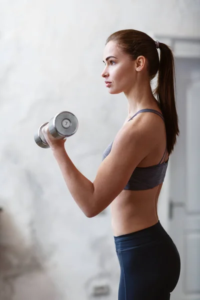 Красивая атлетическая женщина тренировки с гантелями — стоковое фото