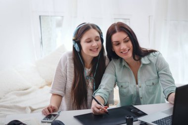 Stylus tarafından çizmek için onun kızım öğretim anne