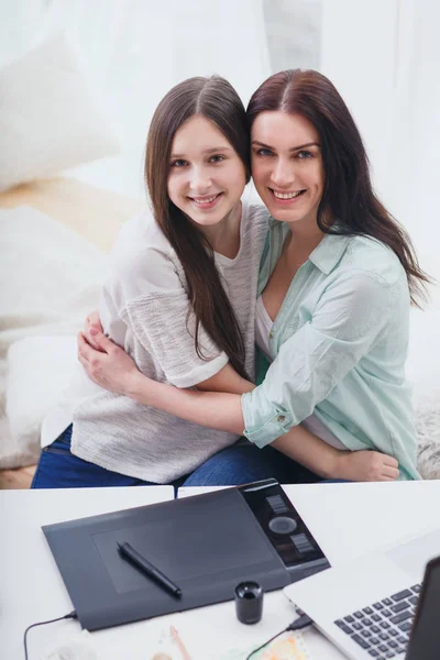 Mother teaching her daugher to draw by stylus — Stock Photo, Image