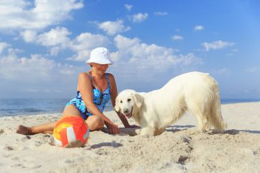 Yaşlı kadın ile onun golder geri almak bir denizde