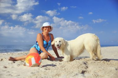 Yaşlı kadın ile onun golder geri almak bir denizde