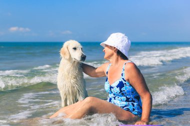 Yaşlı kadın ile onun golder geri almak bir denizde